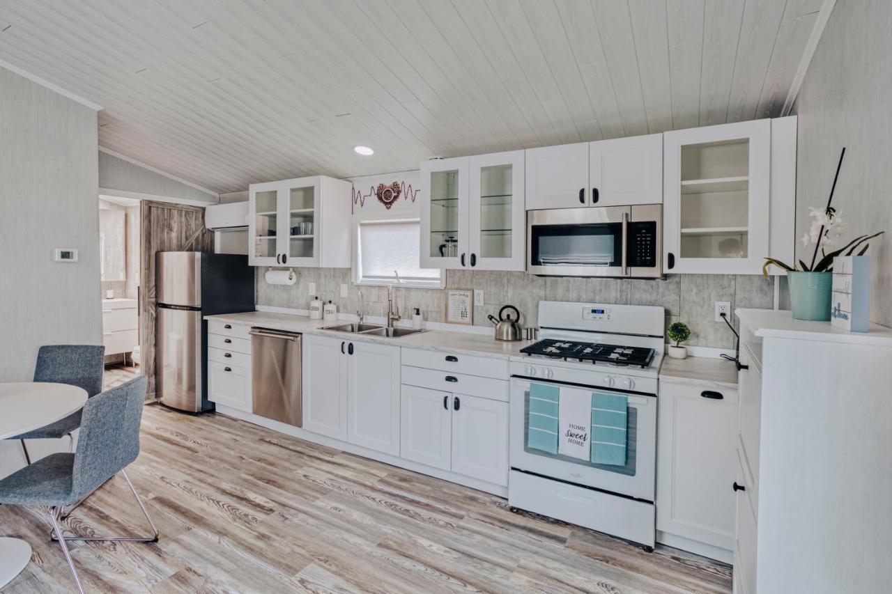 Modern & Cozy Stand-Alone Apartment - Perfect Stay Painted Post Exterior photo