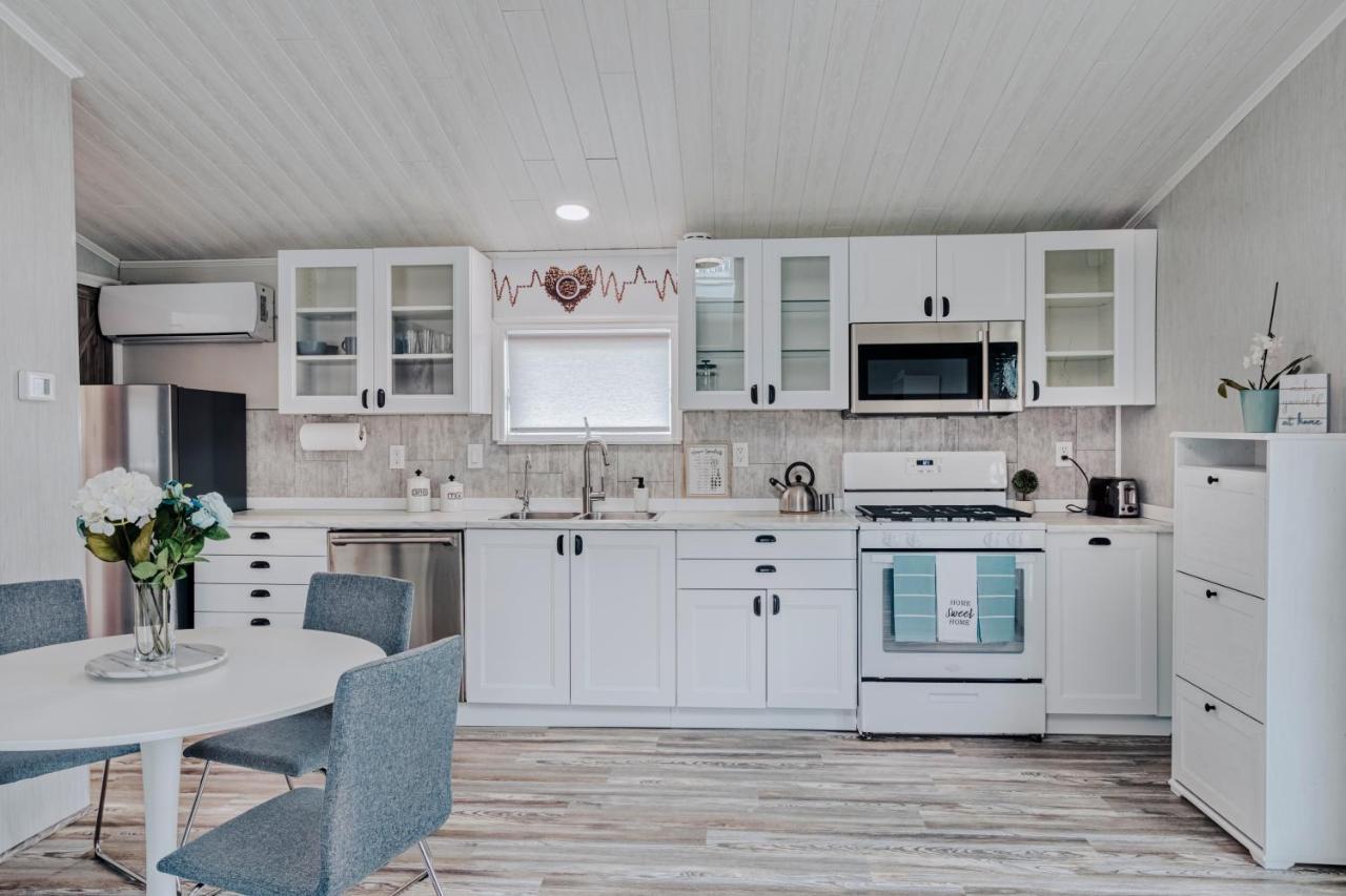 Modern & Cozy Stand-Alone Apartment - Perfect Stay Painted Post Exterior photo