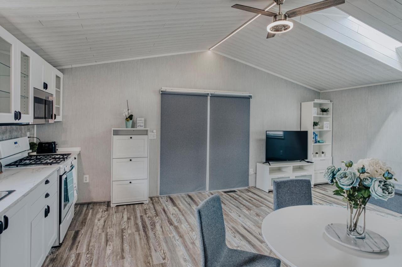 Modern & Cozy Stand-Alone Apartment - Perfect Stay Painted Post Exterior photo