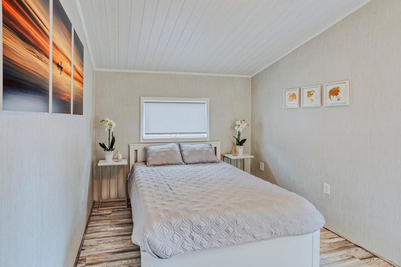 Modern & Cozy Stand-Alone Apartment - Perfect Stay Painted Post Exterior photo
